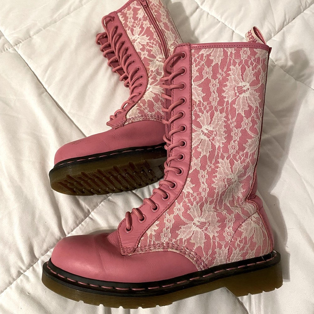 Dr martens pink & white lace combat boots - rare / vintage - 9